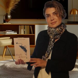 Hüzünlü Kalemin Doğuşu”“Bir yüreğin sızıdan mısraya, mısradan ölümsüzlüğe uzanan hikâyesi… Kaybedilen ailenin hatırasına adanan bu eser, gelirleriyle sosyal projelere hayat ve umut taşımayı amaçlıyor.”